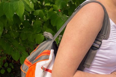 Sırt çantası olan bir kadının yakın çekim. Aktif yaşam tarzı kavramı