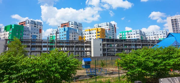 Casas multicolores vista panorámica. Edificios de apartamentos bloqueados — Foto de Stock