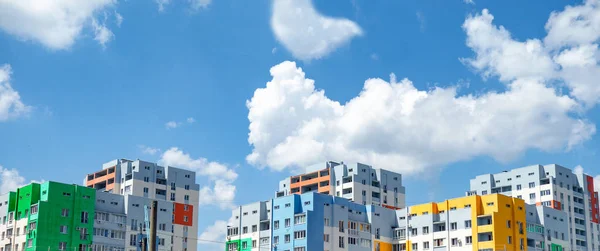 Casas multicolores vista panorámica. Edificios de apartamentos bloqueados — Foto de Stock