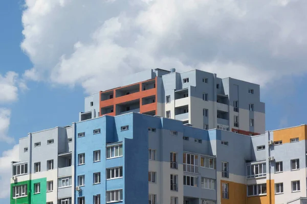 Casas multicolores vista panorámica. Edificios de apartamentos bloqueados — Foto de Stock