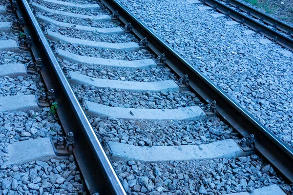 Concepto de viaje en tren por ferrocarril. La vía férrea está subiendo —  Fotos de Stock