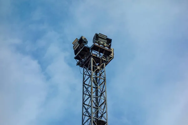 Antiguo sistema de lámpara de foco industrial enorme en el fondo del cielo azul — Foto de Stock