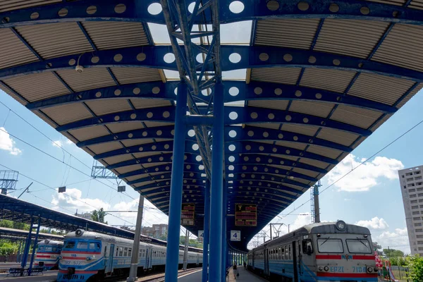 Kharkiv, Ucrânia, Junho de 2018: Plataformas de estações ferroviárias com — Fotografia de Stock