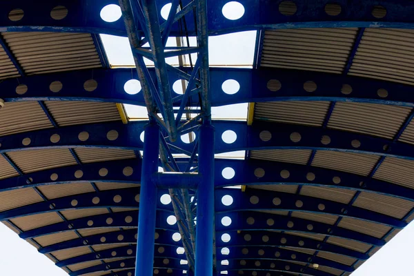 Vista de perspectiva de techo enmarcada en metal. Columnas de tubo y perforadas — Foto de Stock