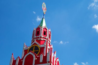 Bulutlu mavi gökyüzü backgr üzerinde çocuk oyun kale kule üstleri