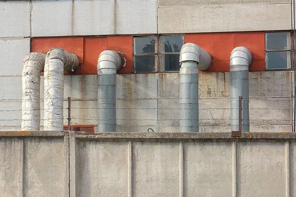 Antigua planta industrial con tuberías y tubos. Vista exterior de manufac — Foto de Stock