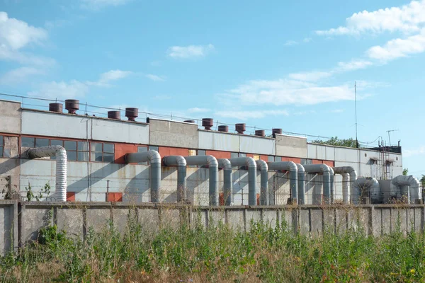 Antigua planta industrial con tuberías y tubos. Vista exterior de manufac — Foto de Stock