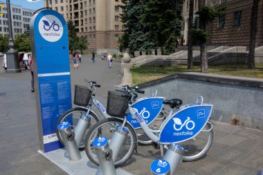 Kharkiv, Ukrayna, Temmuz, 2017 Bisiklet paylaşım rıhtım istasyonu. Şehir bic
