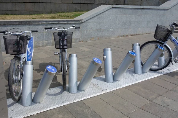 Kharkiv, Ukraina, juli, 2017 Bike sharing dock station. City BIC — Stockfoto