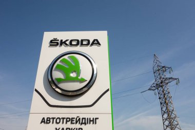 Kharkiv, Ukrayna, Temmuz, 2019 Skoda logo işareti oto bayi trad üzerinde