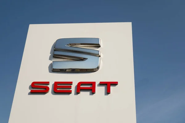 Kharkiv, Ukrayna, Temmuz, 2019 Oto bayi ticaretinde Koltuk logosu işareti