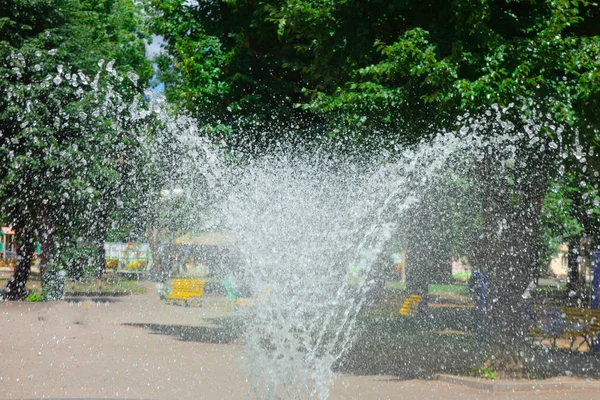 Σπρέι νερού και σταγόνες από το σιντριβάνι στο πάρκο ή στον κήπο. Jet ένα — Φωτογραφία Αρχείου
