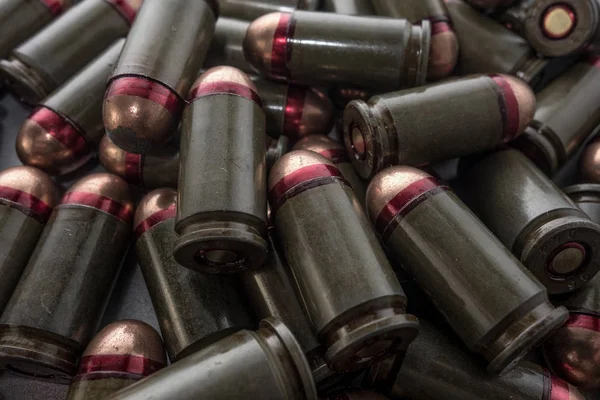 Cartridges bulk close-up afbeeldingen. Kogels in schelpen voor pistool zijn p — Stockfoto