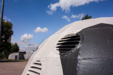 Kharkiv, Ukrayna, Temmuz, 2019 Spor kompleksi ve stadyum yakınında futbol topu kurulumu. Yaz günlerinde şehir manzarası. Modern kent mimarisinin dekore edilmiş havalandırma kulesi