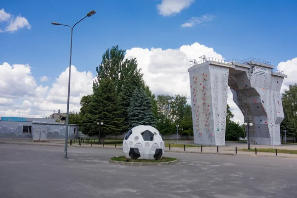 Kharkiv Ucrânia Julho 2019 Instalação Bola Futebol Parede Escalada Externa — Fotografia de Stock
