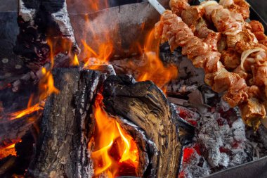 Et şiş ızgara. Domuz eti veya sığır eti açık ateşte kızartılır. Barbekü