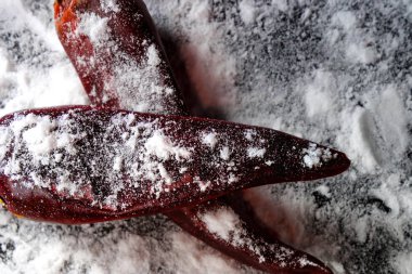 Beyaz toz dekorasyon ile Kırmızı acı biber görüntü kadar yakın. Coo