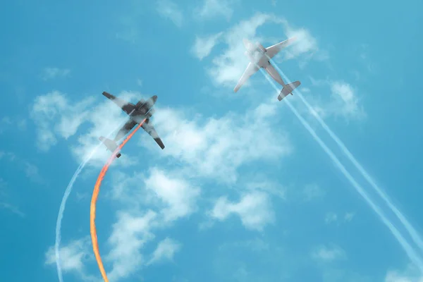 Botsing in de lucht. Twee vliegtuigen instorting tijdens de vlucht. Luchtvaart — Stockfoto