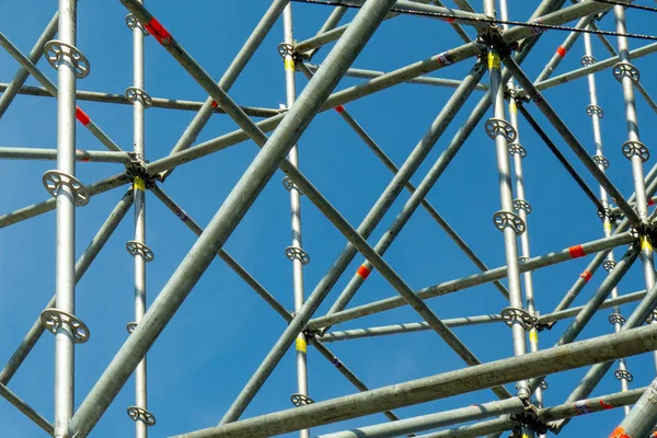 Estructura del marco de tubo de metal sobre fondo de cielo azul. Cooperación industrial — Foto de Stock
