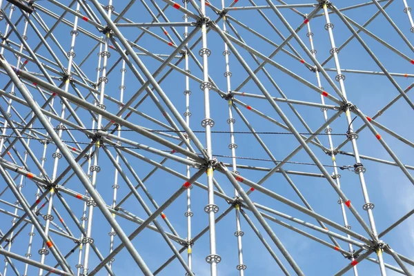 Estructura del marco de tubo de metal sobre fondo de cielo azul. Cooperación industrial — Foto de Stock