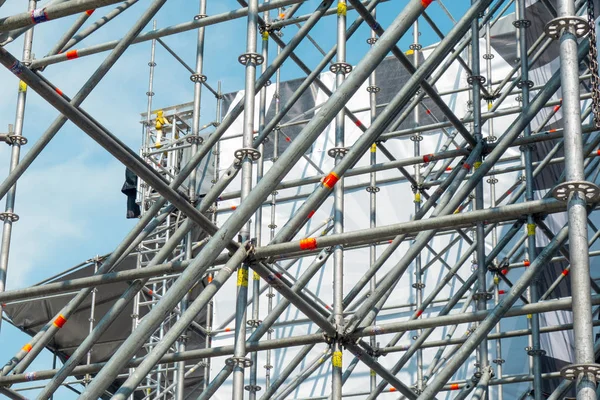 Metallrör ramstruktur på blå himmel bakgrund. Industrial Co — Stockfoto