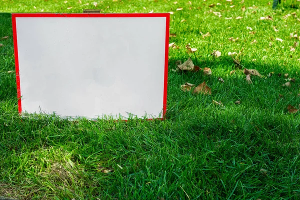 Yeşil çim kopya alanı ile uyarı tablosu. Park o için alay