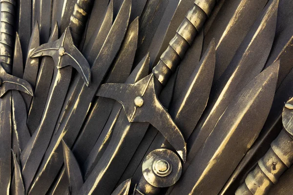 Schwerter Hintergrund. Stapel alter kalter Bronzewaffen aus nächster Nähe — Stockfoto