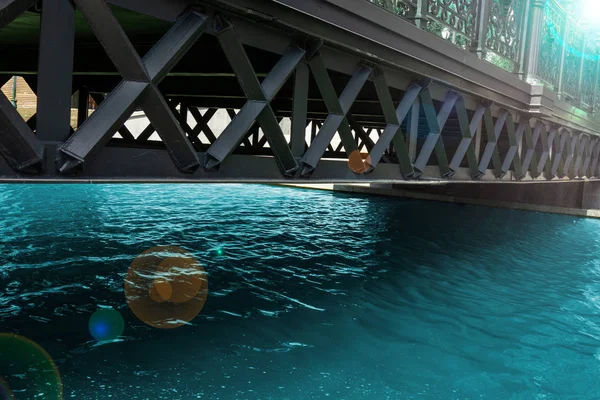 Puente a través del canal de agua. Estructura de marco de metal sobre cal pura — Foto de Stock