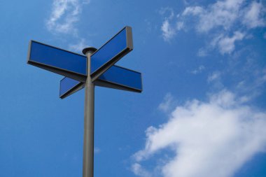 Yön yol işareti alay. Boş e ile gerçek ok formu tablolar