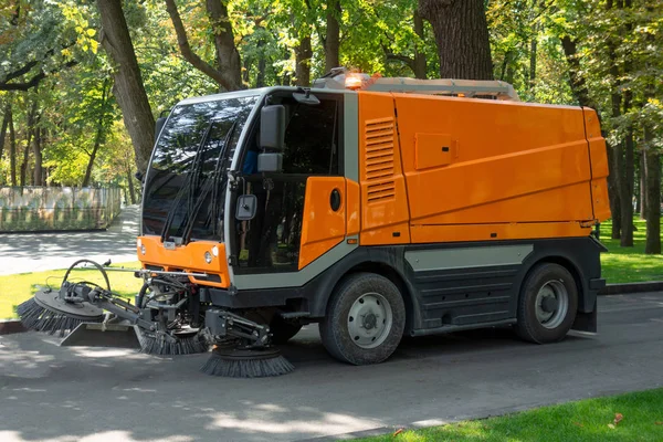 Kentsel temizlik işlemi. Özel araç şehir sokak veya pa yıkıyor