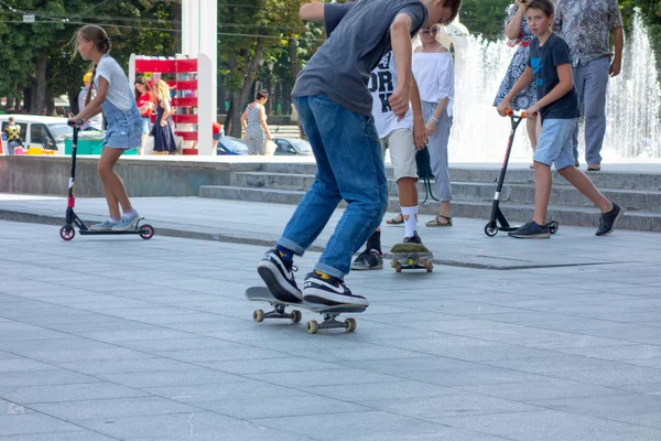 Kharkiv, Ucrânia, Agosto, 2019 Adolescentes com skates em cit — Fotografia de Stock
