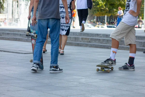 哈尔科夫， 乌克兰， 2019 年 8 月，青少年与滑板在 cit — 图库照片