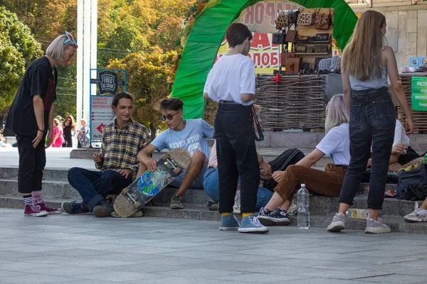 ハリコフ、ウクライナ、2019年8月、スケートボードを持つティーンエイジャー — ストック写真