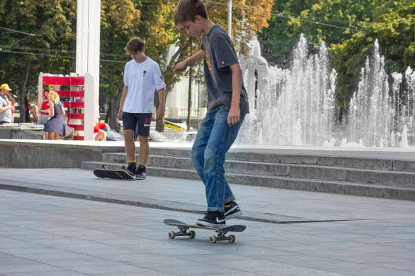ハリコフ、ウクライナ、2019年8月、スケートボードを持つティーンエイジャー — ストック写真