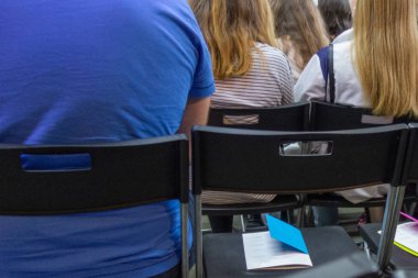 Sunum veya seminer sırasında işitsel insanlar. Gençler veya 