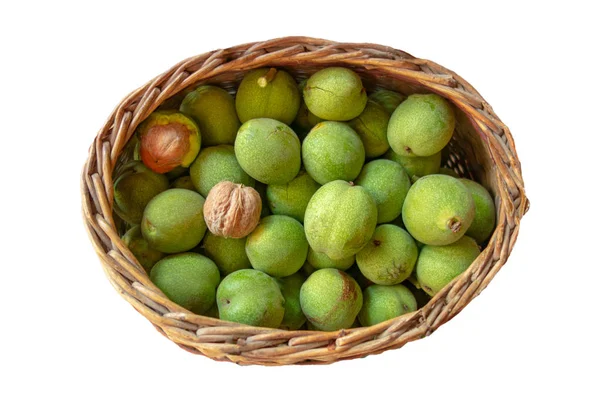 Izole arka plan üzerinde sepet içinde Ceviz. Yeşil kabukları ar Fındık