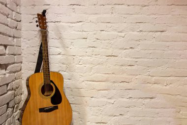 Beyaz arka plana karşı gitar. Akustik müzik aletleri st