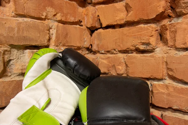 Par nya Boxer handskar mot en tegelvägg. Två mångfärgade — Stockfoto