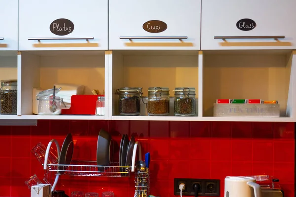 Interior de la cocina en casa o pequeña oficina. Pared de azulejo rojo y whit — Foto de Stock