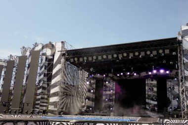 Konser için sahne ya da mavi gökyüzü altında gösteri. Işık, ses ve video