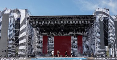 Kharkiv, Ukrayna, Eylül 2019 Işık ve s ile müzik konser sahnesi