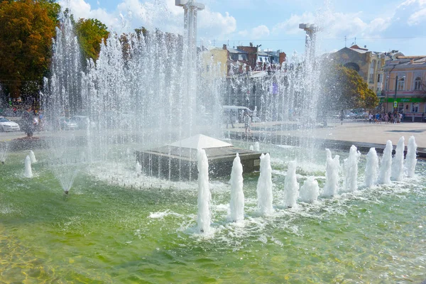 Водні роботи фонтан з водними спреями і гейзерами на міському парку — стокове фото