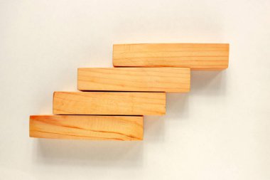 Beyaz arka planda gölgeleri olan tahta çubuklar. Tırmanan Horiz