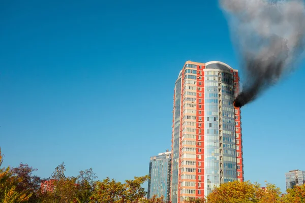 Un incendie de gratte-ciel. Notion de problèmes de lutte contre l'incendie — Photo