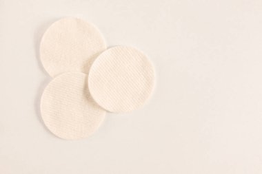 Deriyi temizlemek ya da makyaj yapmak için üç beyaz sünger. Cosmetolog