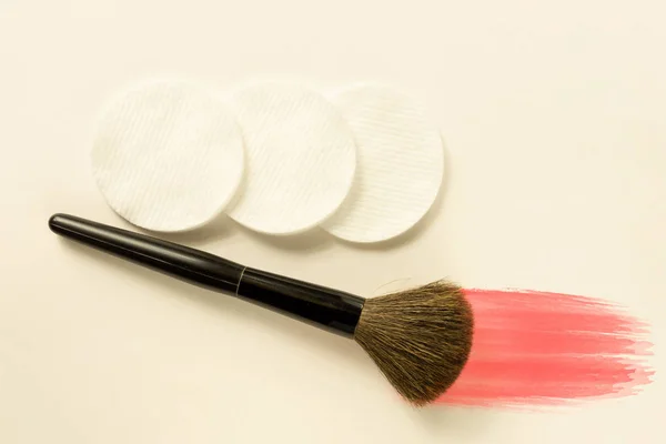 Make-up borstel met poeder beroerte en sponzen op witte achtergrond. — Stockfoto