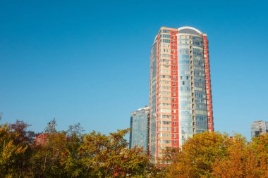 Gökdelen ya da düz blok bina açık mavi gökyüzü ve sonbahar t