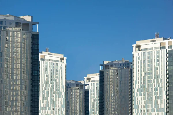 Groupe de gratte-ciel ou de bâtiments en blocs plats sur ciel bleu clair b — Photo