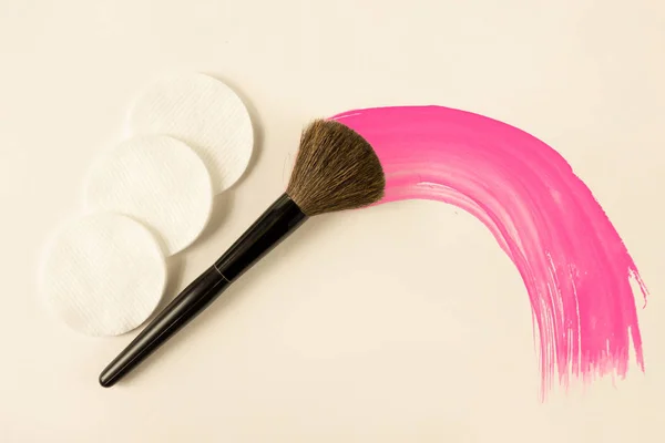 Pennello trucco con tratto di colore rosa e spugne pulite su b bianco — Foto Stock