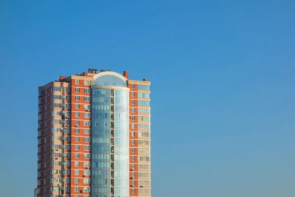 Edificio de rascacielos o bloques planos sobre fondo de cielo azul claro . — Foto de Stock